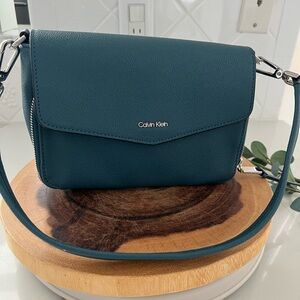 Calvin Klein Blue Shoulder Bag with Sleek Modern Silhouette